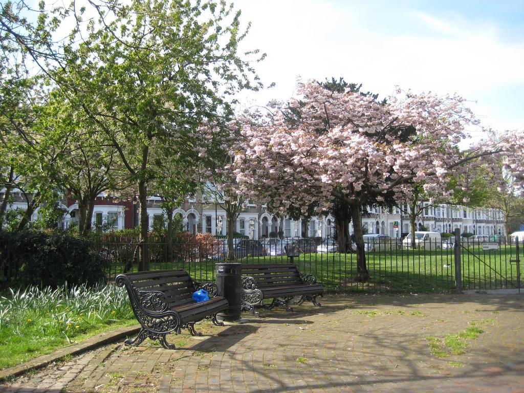 Holmewood Homestay London Bagian luar foto