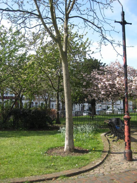 Holmewood Homestay London Bagian luar foto